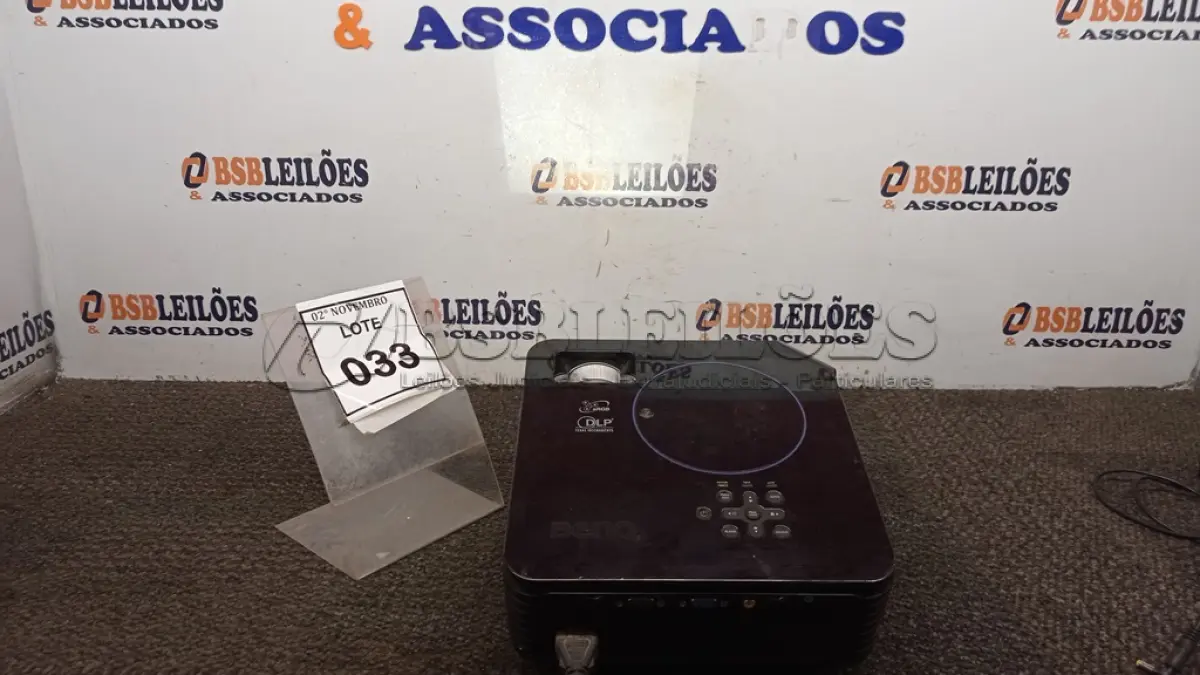 LOTE 033 - 01 PROJETOR MARCA BENQ. (NO ESTADO) ATENÇÃO! FAZER A VISITAÇÃO ANTES DE ARREMATAR, NÃO SABEMOS SE FUNCIONA, LEILÃO NÃO TEM GARANTIA E NEM DEVOLUÇÃO, SUJEITO A POSSÍVEIS AVARIAS VISÍVEIS/OCULTAS E/OU AUSÊNCIA DE COMPONENTES.
