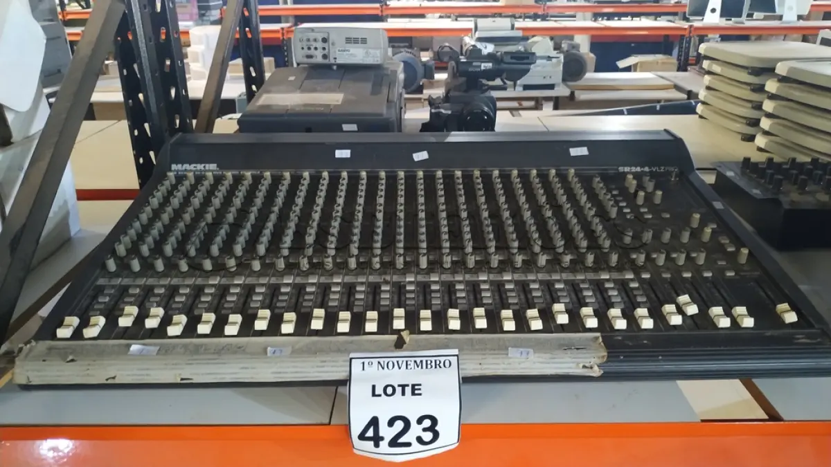 LOTE 423 - 01 MESA DE SOM 24 CANAIS MODELO SR24.4-VLZ PRO MARCA MAKIE. (NO ESTADO) ATENÇÃO! FAZER A VISITAÇÃO ANTES DE ARREMATAR, NÃO SABEMOS SE FUNCIONA, LEILÃO NÃO TEM GARANTIA E NEM DEVOLUÇÃO, SUJEITO A POSSÍVEIS AVARIAS VISÍVEIS/OCULTAS E/OU AUSÊNCIA DE COMPONENTES.