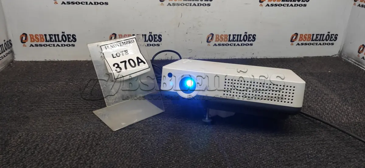 LOTE 370 - 01 PROJETOR MARCA SANYO COM CABOS. (NO ESTADO) ATENÇÃO! FAZER A VISITAÇÃO ANTES DE ARREMATAR, NÃO SABEMOS SE FUNCIONA, LEILÃO NÃO TEM GARANTIA E NEM DEVOLUÇÃO, SUJEITO A POSSÍVEIS AVARIAS VISÍVEIS/OCULTAS E/OU AUSÊNCIA DE COMPONENTES.