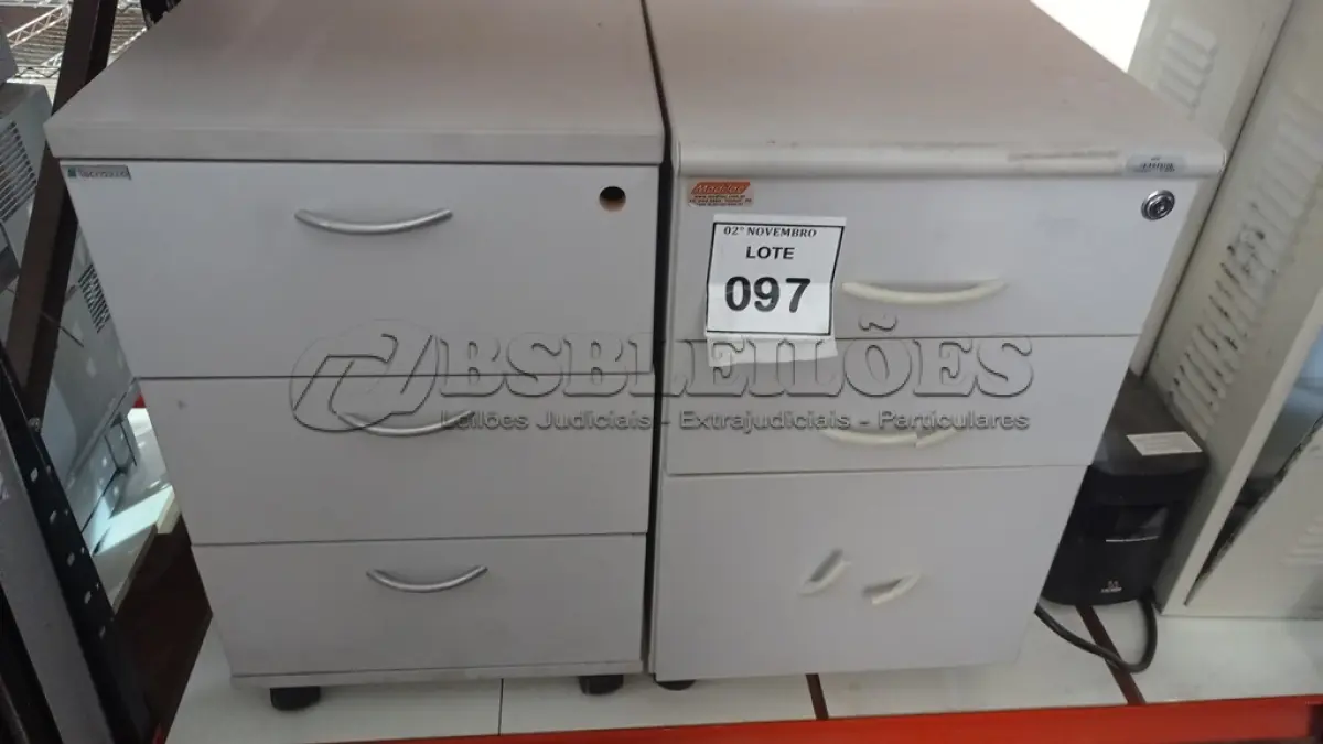 LOTE 097 - 02 GAVETEIROS COM RODINHAS COM 03 GAVETAS CADA. (NO ESTADO) ATENÇÃO! FAZER A VISITAÇÃO ANTES DE ARREMATAR, NÃO SABEMOS SE FUNCIONA, LEILÃO NÃO TEM GARANTIA E NEM DEVOLUÇÃO, SUJEITO A POSSÍVEIS AVARIAS VISÍVEIS/OCULTAS E/OU AUSÊNCIA DE COMPONENTES.