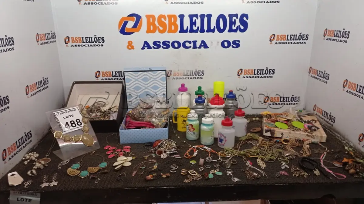 LOTE 488 - 01 LOTE COM COM COLARES, BRINCOS E GARRAFAS DE ÁGUA. (NO ESTADO) ATENÇÃO! FAZER A VISITAÇÃO ANTES DE ARREMATAR, NÃO SABEMOS SE FUNCIONA, LEILÃO NÃO TEM GARANTIA E NEM DEVOLUÇÃO, SUJEITO A POSSÍVEIS AVARIAS VISÍVEIS/OCULTAS E/OU AUSÊNCIA DE COMPONENTES.