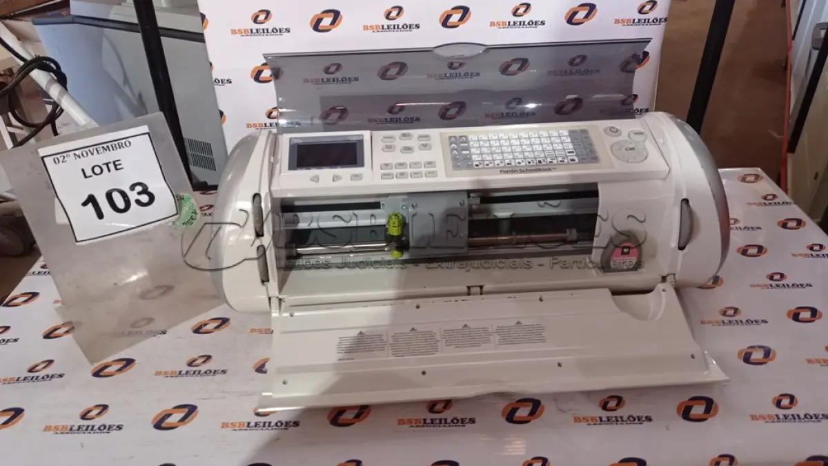 LOTE 103 - 01 MÁQUINA DE CORTE ELETRÔNICO MARCA CRICUT EXPRESSION. (NO ESTADO) ATENÇÃO! FAZER A VISITAÇÃO ANTES DE ARREMATAR, NÃO SABEMOS SE FUNCIONA, LEILÃO NÃO TEM GARANTIA E NEM DEVOLUÇÃO, SUJEITO A POSSÍVEIS AVARIAS VISÍVEIS/OCULTAS E/OU AUSÊNCIA DE COMPONENTES.