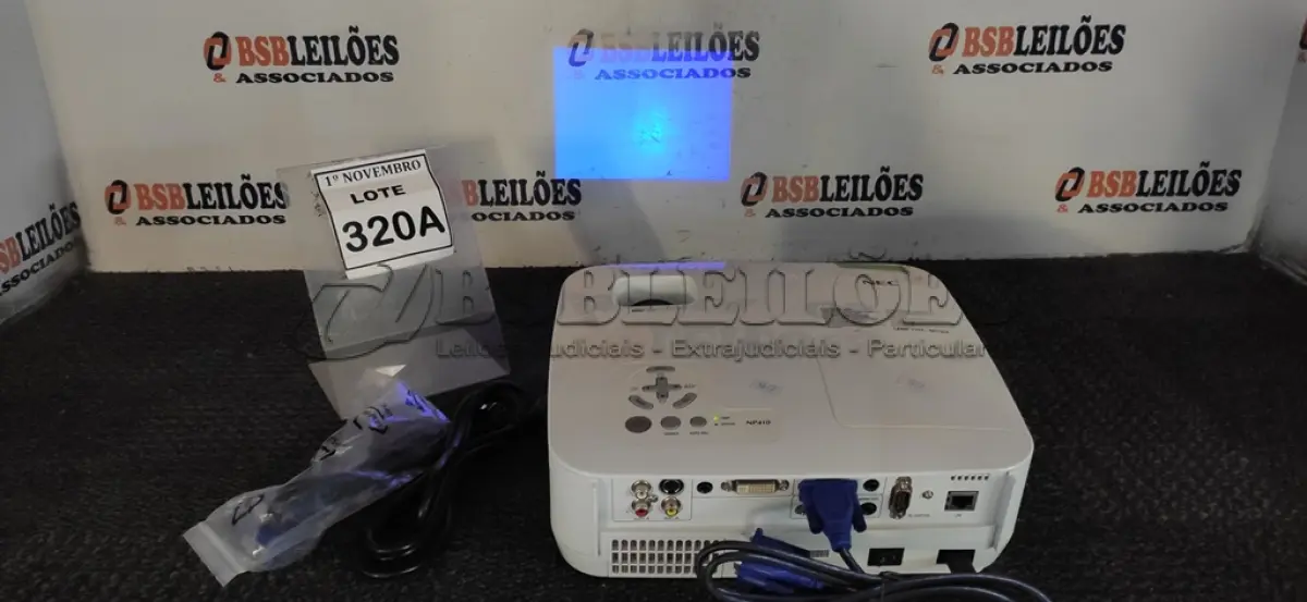 LOTE 320 - 01 PROJETOR MARCA NEC COM CABOS. (NO ESTADO) ATENÇÃO! FAZER A VISITAÇÃO ANTES DE ARREMATAR, NÃO SABEMOS SE FUNCIONA, LEILÃO NÃO TEM GARANTIA E NEM DEVOLUÇÃO, SUJEITO A POSSÍVEIS AVARIAS VISÍVEIS/OCULTAS E/OU AUSÊNCIA DE COMPONENTES.