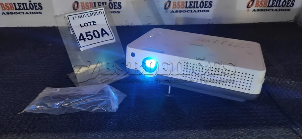 LOTE 450 - 01 PROJETOR MARCA SANYO COM CABOS. (NO ESTADO) ATENÇÃO! FAZER A VISITAÇÃO ANTES DE ARREMATAR, NÃO SABEMOS SE FUNCIONA, LEILÃO NÃO TEM GARANTIA E NEM DEVOLUÇÃO, SUJEITO A POSSÍVEIS AVARIAS VISÍVEIS/OCULTAS E/OU AUSÊNCIA DE COMPONENTES.