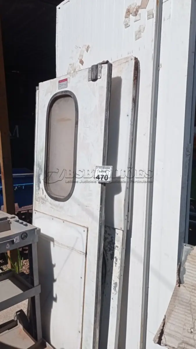 LOTE 470 - 02 PORTAS E 02 PLACAS PARA CÂMARA FRIA E 01 CARRINHO DE LIMPEZA INCOMPLETO. (NO ESTADO) ATENÇÃO! FAZER A VISITAÇÃO ANTES DE ARREMATAR, NÃO SABEMOS SE FUNCIONA, LEILÃO NÃO TEM GARANTIA E NEM DEVOLUÇÃO, SUJEITO A POSSÍVEIS AVARIAS VISÍVEIS/OCULTAS E/OU AUSÊNCIA DE COMPONENTES.