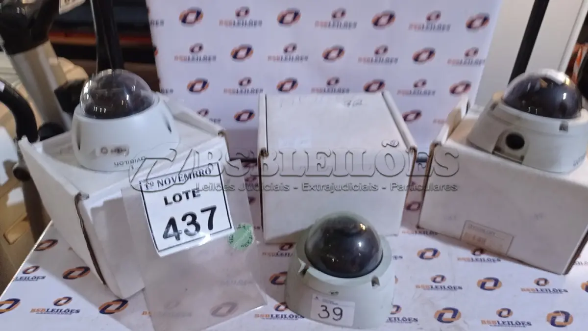 LOTE 437 - 03 CÂMERAS DOME MARCA AVIGILON. (NO ESTADO) ATENÇÃO! FAZER A VISITAÇÃO ANTES DE ARREMATAR, NÃO SABEMOS SE FUNCIONA, LEILÃO NÃO TEM GARANTIA E NEM DEVOLUÇÃO, SUJEITO A POSSÍVEIS AVARIAS VISÍVEIS/OCULTAS E/OU AUSÊNCIA DE COMPONENTES.