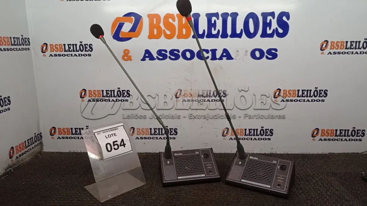 LOTE 054 - 02 MICROFONES DE MESA MARCA RIOLE. (NO ESTADO) ATENÇÃO! FAZER A VISITAÇÃO ANTES DE ARREMATAR, NÃO SABEMOS SE FUNCIONA, LEILÃO NÃO TEM GARANTIA E NEM DEVOLUÇÃO, SUJEITO A POSSÍVEIS AVARIAS VISÍVEIS/OCULTAS E/OU AUSÊNCIA DE COMPONENTES.