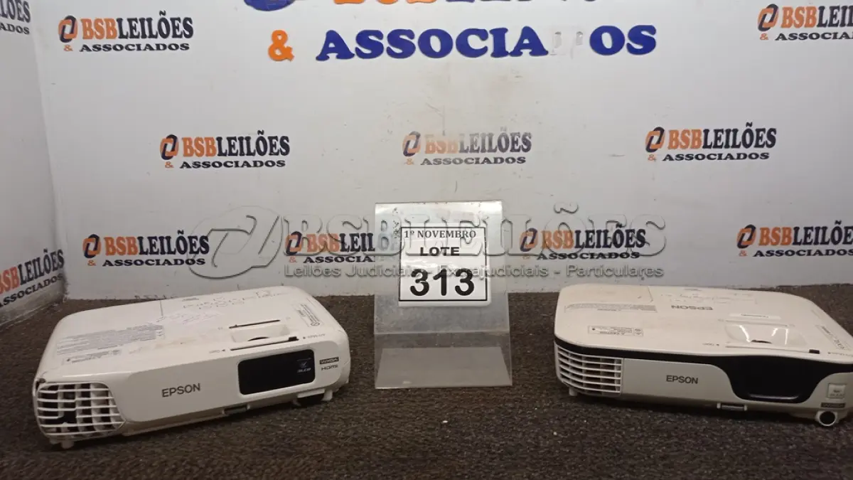 LOTE 313 - 02 PROJETORES MARCA EPSON PARA RETIRADA DE PEÇAS. (NO ESTADO) ATENÇÃO! FAZER A VISITAÇÃO ANTES DE ARREMATAR, NÃO SABEMOS SE FUNCIONA, LEILÃO NÃO TEM GARANTIA E NEM DEVOLUÇÃO, SUJEITO A POSSÍVEIS AVARIAS VISÍVEIS/OCULTAS E/OU AUSÊNCIA DE COMPONENTES.