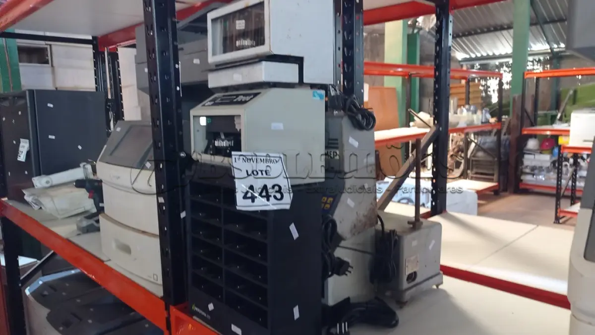 LOTE 443 - 01 GERADOR DE SINAIS DE RF PORTÁTIL, 01 ESTAÇÃO DE CARREGAMENTO MÚLTIPLO PARA POWER BANKS E 05 RELOGIOS DE PONTO PARA RETIRADA DE PEÇAS. (NO ESTADO) ATENÇÃO! FAZER A VISITAÇÃO ANTES DE ARREMATAR, NÃO SABEMOS SE FUNCIONA, LEILÃO NÃO TEM GARANTIA E NEM DEVOLUÇÃO, SUJEITO A POSSÍVEIS AVARIAS VISÍVEIS/OCULTAS E/OU AUSÊNCIA DE COMPONENTES.