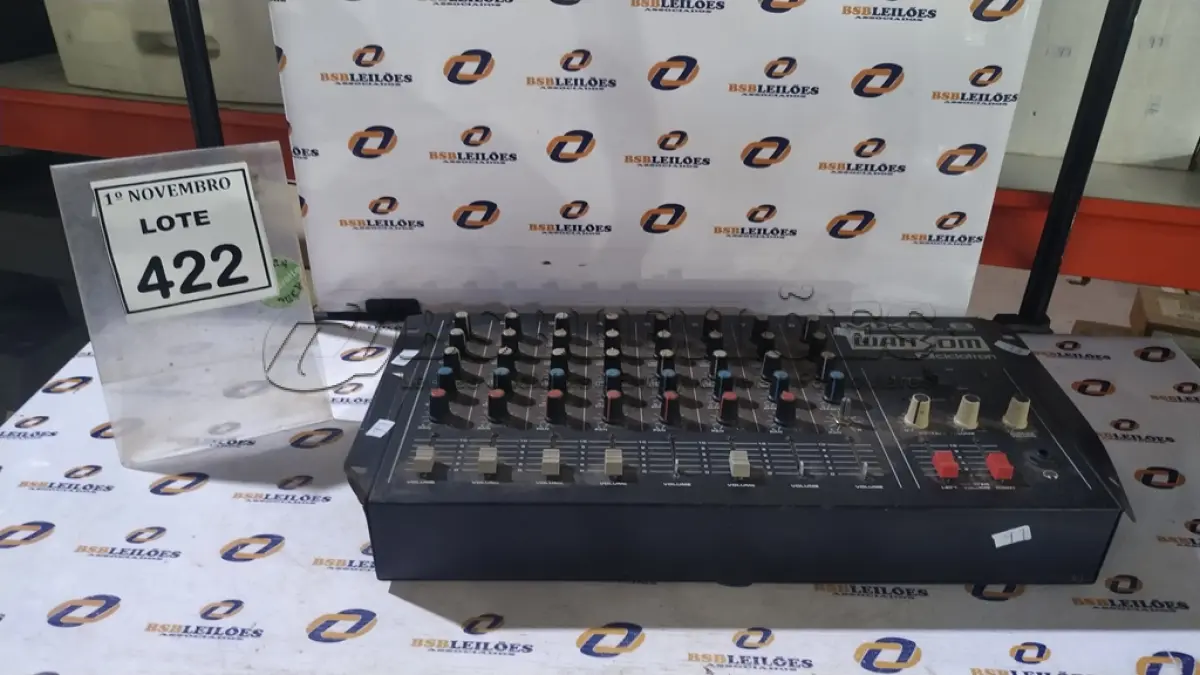 LOTE 422 - 01 MESA DE SOM DE 8 CANAIS MODELO MXS 8 WATTSOM MARCA CICLOTRON. (NO ESTADO) ATENÇÃO! FAZER A VISITAÇÃO ANTES DE ARREMATAR, NÃO SABEMOS SE FUNCIONA, LEILÃO NÃO TEM GARANTIA E NEM DEVOLUÇÃO, SUJEITO A POSSÍVEIS AVARIAS VISÍVEIS/OCULTAS E/OU AUSÊNCIA DE COMPONENTES.