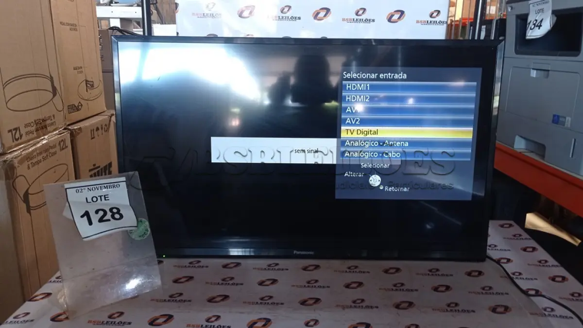 LOTE 128 - 01 TV PANASONIC. (NO ESTADO) ATENÇÃO! FAZER A VISITAÇÃO ANTES DE ARREMATAR, NÃO SABEMOS SE FUNCIONA, LEILÃO NÃO TEM GARANTIA E NEM DEVOLUÇÃO, SUJEITO A POSSÍVEIS AVARIAS VISÍVEIS/OCULTAS E/OU AUSÊNCIA DE COMPONENTES.