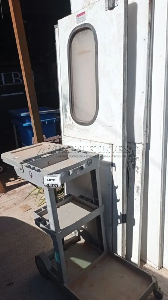 LOTE 470 - 02 PORTAS E 02 PLACAS PARA CÂMARA FRIA E 01 CARRINHO DE LIMPEZA INCOMPLETO. (NO ESTADO) ATENÇÃO! FAZER A VISITAÇÃO ANTES DE ARREMATAR, NÃO SABEMOS SE FUNCIONA, LEILÃO NÃO TEM GARANTIA E NEM DEVOLUÇÃO, SUJEITO A POSSÍVEIS AVARIAS VISÍVEIS/OCULTAS E/OU AUSÊNCIA DE COMPONENTES.