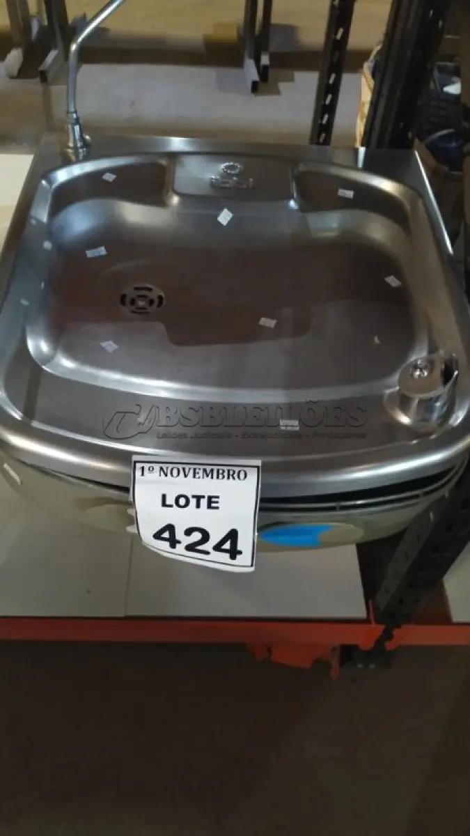 LOTE 424 - 01 BEBEDOURO DE PAREDE. (NO ESTADO) ATENÇÃO! FAZER A VISITAÇÃO ANTES DE ARREMATAR, NÃO SABEMOS SE FUNCIONA, LEILÃO NÃO TEM GARANTIA E NEM DEVOLUÇÃO, SUJEITO A POSSÍVEIS AVARIAS VISÍVEIS/OCULTAS E/OU AUSÊNCIA DE COMPONENTES.