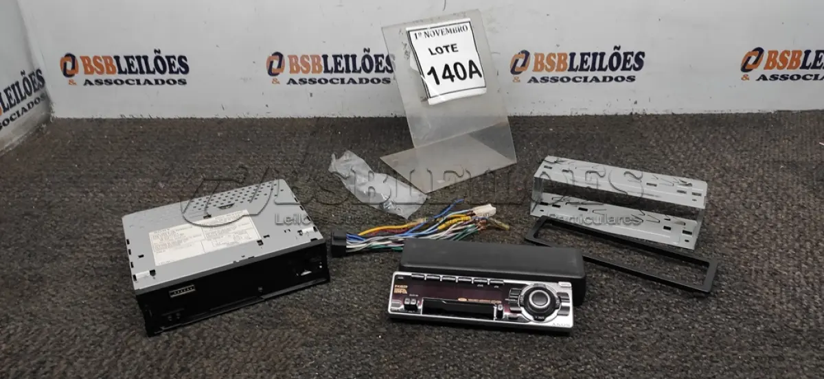 LOTE 140 - 01 APARELHO DE SOM AUTOMOTIVO MARCA SONY. (NO ESTADO) ATENÇÃO! FAZER A VISITAÇÃO ANTES DE ARREMATAR, NÃO SABEMOS SE FUNCIONA, LEILÃO NÃO TEM GARANTIA E NEM DEVOLUÇÃO, SUJEITO A POSSÍVEIS AVARIAS VISÍVEIS/OCULTAS E/OU AUSÊNCIA DE COMPONENTES.
