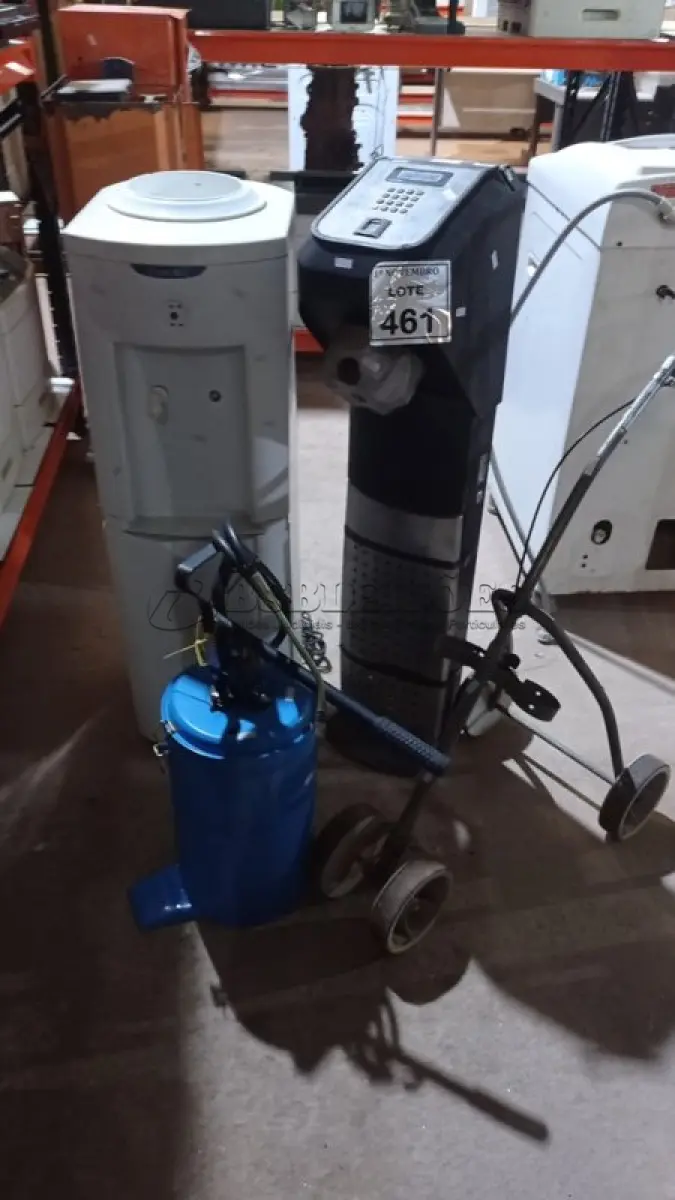 LOTE 461 - 01 BEBEDOURO PARA GARRAFÃO, 01 CATRACA DE PORTARIA, 01 BOMBA DE ENGRAXAR E 01 CARRINHO PARA MARCAÇÃO DE LINHAS. (NO ESTADO) ATENÇÃO! FAZER A VISITAÇÃO ANTES DE ARREMATAR, NÃO SABEMOS SE FUNCIONA, LEILÃO NÃO TEM GARANTIA E NEM DEVOLUÇÃO, SUJEITO A POSSÍVEIS AVARIAS VISÍVEIS/OCULTAS E/OU AUSÊNCIA DE COMPONENTES.