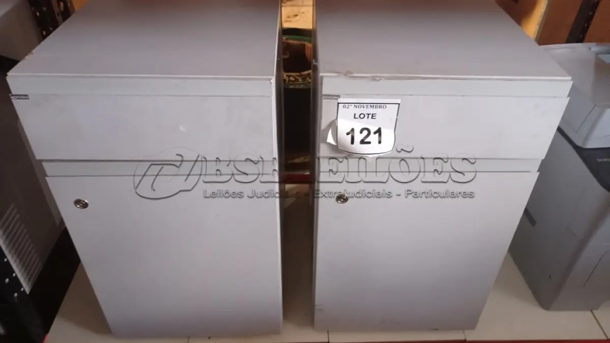 LOTE 121 - 02 ARMÁRIOS BAIXOS COM 01 GAVETA E SUPORTE PARA CPU. (NO ESTADO) ATENÇÃO! FAZER A VISITAÇÃO ANTES DE ARREMATAR, NÃO SABEMOS SE FUNCIONA, LEILÃO NÃO TEM GARANTIA E NEM DEVOLUÇÃO, SUJEITO A POSSÍVEIS AVARIAS VISÍVEIS/OCULTAS E/OU AUSÊNCIA DE COMPONENTES.