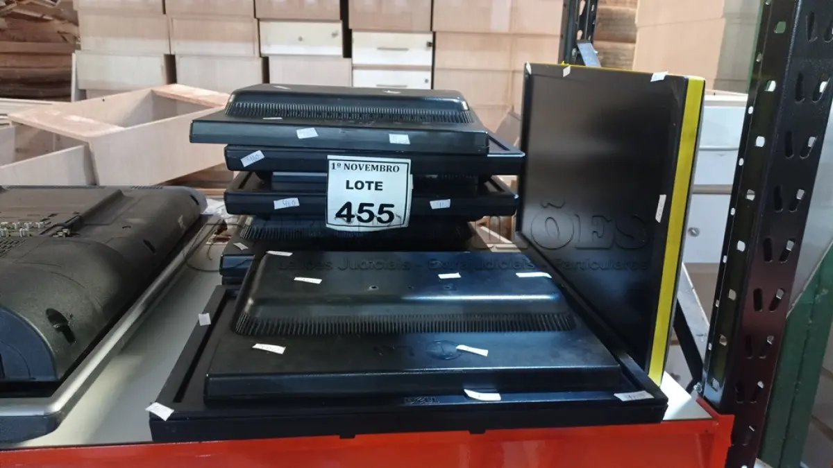 LOTE 455 - 08 MONITORES DE MARCAS E MODELOS DIVERSOS. (NO ESTADO) ATENÇÃO! FAZER A VISITAÇÃO ANTES DE ARREMATAR, NÃO SABEMOS SE FUNCIONA, LEILÃO NÃO TEM GARANTIA E NEM DEVOLUÇÃO, SUJEITO A POSSÍVEIS AVARIAS VISÍVEIS/OCULTAS E/OU AUSÊNCIA DE COMPONENTES.