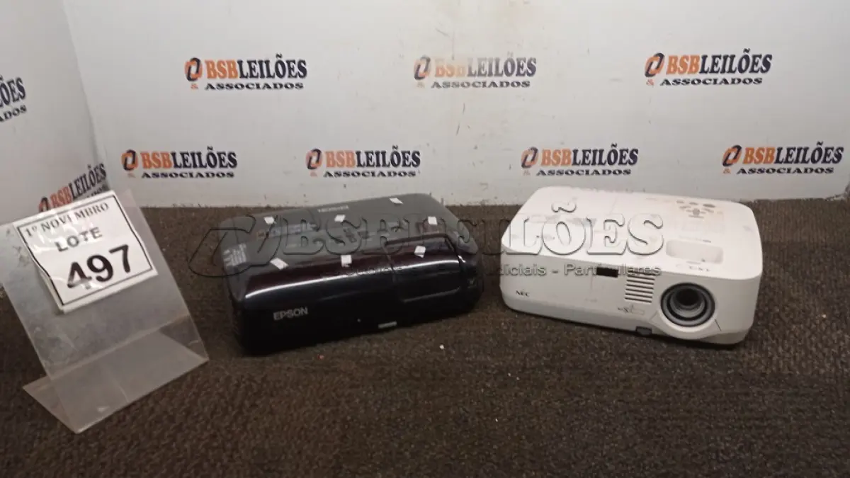 LOTE 497 - 02 PROJETORES MARCAS EPSON E NEC. (NO ESTADO) ATENÇÃO! FAZER A VISITAÇÃO ANTES DE ARREMATAR, NÃO SABEMOS SE FUNCIONA, LEILÃO NÃO TEM GARANTIA E NEM DEVOLUÇÃO, SUJEITO A POSSÍVEIS AVARIAS VISÍVEIS/OCULTAS E/OU AUSÊNCIA DE COMPONENTES.