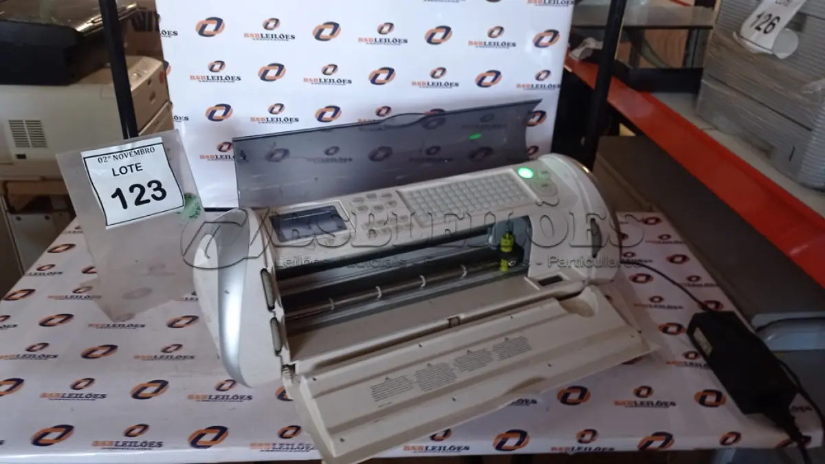 LOTE 123 - 01 MÁQUINA DE CORTE ELETRÔNICO MARCA CRICUT EXPRESSION. (NO ESTADO) ATENÇÃO! FAZER A VISITAÇÃO ANTES DE ARREMATAR, NÃO SABEMOS SE FUNCIONA, LEILÃO NÃO TEM GARANTIA E NEM DEVOLUÇÃO, SUJEITO A POSSÍVEIS AVARIAS VISÍVEIS/OCULTAS E/OU AUSÊNCIA DE COMPONENTES.