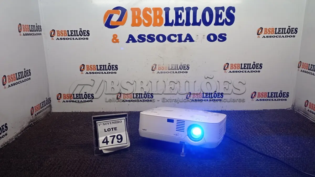 LOTE 479 - 01 PROJETOR MODELO NP410 MARCA NEC COM CABOS. (NO ESTADO) ATENÇÃO! FAZER A VISITAÇÃO ANTES DE ARREMATAR, NÃO SABEMOS SE FUNCIONA, LEILÃO NÃO TEM GARANTIA E NEM DEVOLUÇÃO, SUJEITO A POSSÍVEIS AVARIAS VISÍVEIS/OCULTAS E/OU AUSÊNCIA DE COMPONENTES.