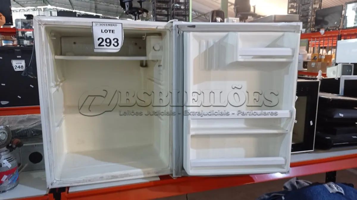 LOTE 293 - 01 FRIGOBAR. (NO ESTADO) ATENÇÃO! FAZER A VISITAÇÃO ANTES DE ARREMATAR, NÃO SABEMOS SE FUNCIONA, LEILÃO NÃO TEM GARANTIA E NEM DEVOLUÇÃO, SUJEITO A POSSÍVEIS AVARIAS VISÍVEIS/OCULTAS E/OU AUSÊNCIA DE COMPONENTES.