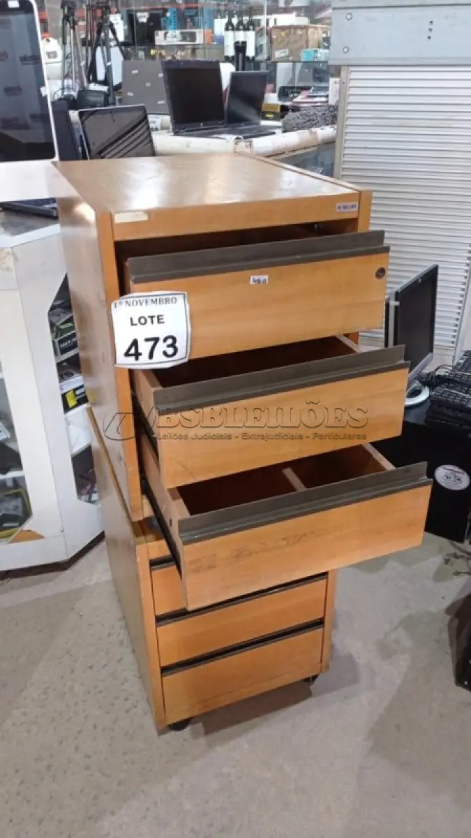 LOTE 473 - 02 GAVETEIROS COM RODINHAS DE 03 GAVETAS CADA. (NO ESTADO) ATENÇÃO! FAZER A VISITAÇÃO ANTES DE ARREMATAR, NÃO SABEMOS SE FUNCIONA, LEILÃO NÃO TEM GARANTIA E NEM DEVOLUÇÃO, SUJEITO A POSSÍVEIS AVARIAS VISÍVEIS/OCULTAS E/OU AUSÊNCIA DE COMPONENTES.