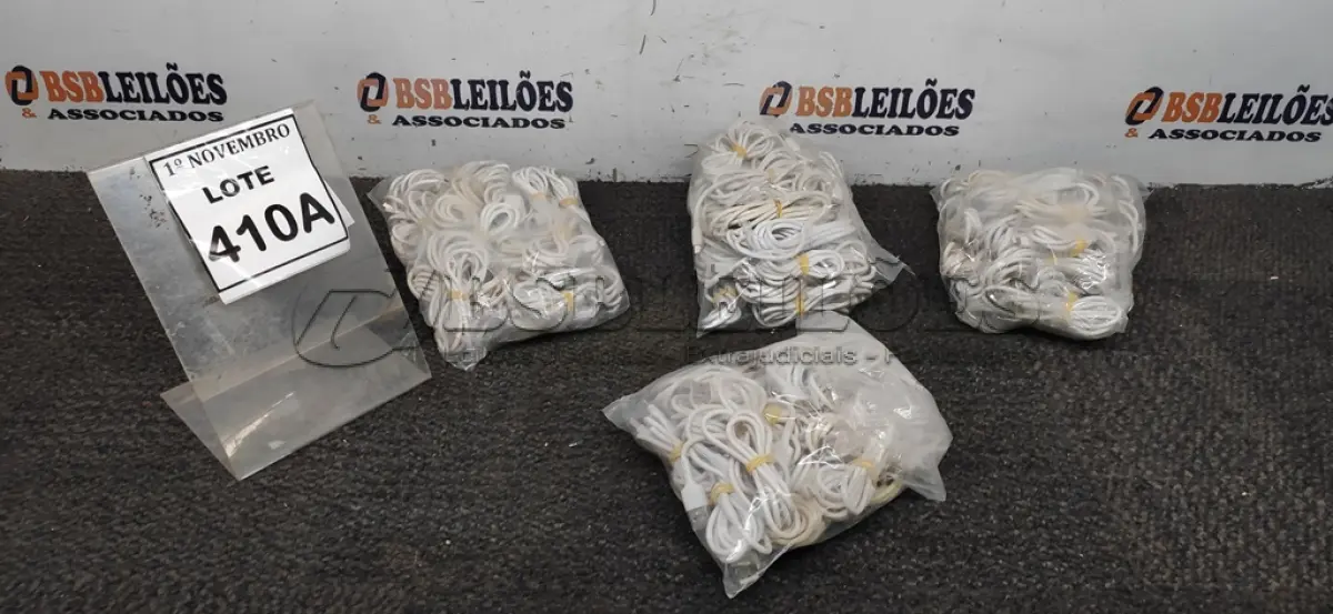 LOTE 410 - 01 LOTE COM GRANDE QUANTIDADE DE CABOS DE CARREGADOR. (NO ESTADO) ATENÇÃO! FAZER A VISITAÇÃO ANTES DE ARREMATAR, NÃO SABEMOS SE FUNCIONA, LEILÃO NÃO TEM GARANTIA E NEM DEVOLUÇÃO, SUJEITO A POSSÍVEIS AVARIAS VISÍVEIS/OCULTAS E/OU AUSÊNCIA DE COMPONENTES.