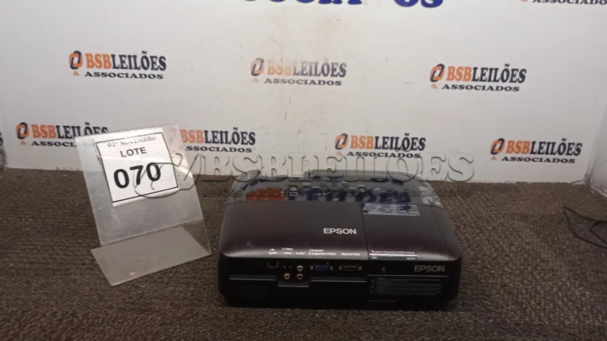 LOTE 070 - 01 PROJETOR MARCA EPSON. (NO ESTADO) ATENÇÃO! FAZER A VISITAÇÃO ANTES DE ARREMATAR, NÃO SABEMOS SE FUNCIONA, LEILÃO NÃO TEM GARANTIA E NEM DEVOLUÇÃO, SUJEITO A POSSÍVEIS AVARIAS VISÍVEIS/OCULTAS E/OU AUSÊNCIA DE COMPONENTES.