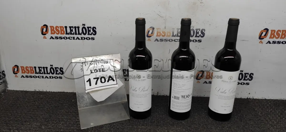 LOTE 170 - 03 GARRAFAS DE VINHO TINTO SECO VALA REAL PORTUGUÊS SAFRA 2019 750ML. (NO ESTADO) ATENÇÃO! FAZER A VISITAÇÃO ANTES DE ARREMATAR, NÃO SABEMOS SE FUNCIONA, LEILÃO NÃO TEM GARANTIA E NEM DEVOLUÇÃO, SUJEITO A POSSÍVEIS AVARIAS VISÍVEIS/OCULTAS E/OU AUSÊNCIA DE COMPONENTES.
