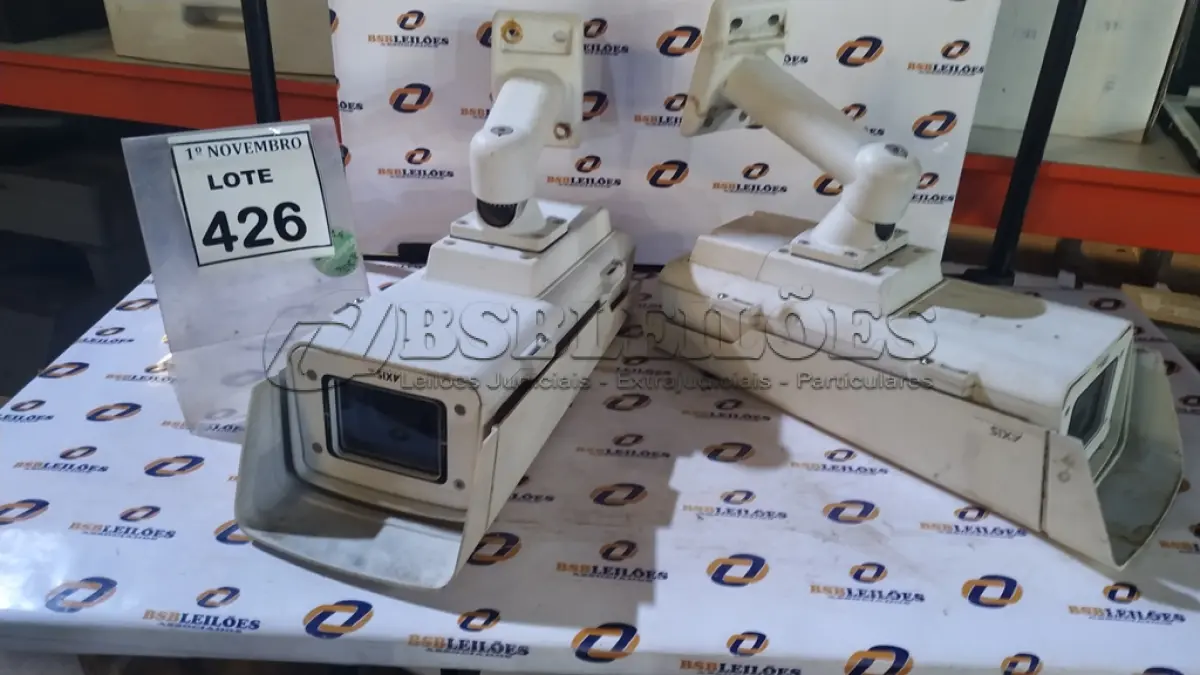 LOTE 426 - 02 CÂMERAS DE MONITORAMENTO MARCA AXIS. (NO ESTADO) ATENÇÃO! FAZER A VISITAÇÃO ANTES DE ARREMATAR, NÃO SABEMOS SE FUNCIONA, LEILÃO NÃO TEM GARANTIA E NEM DEVOLUÇÃO, SUJEITO A POSSÍVEIS AVARIAS VISÍVEIS/OCULTAS E/OU AUSÊNCIA DE COMPONENTES.