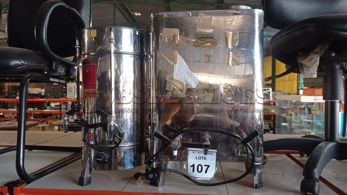 LOTE 107 - 02 CAFETEIRAS INDUSTRIAIS EM INOX. (NO ESTADO) ATENÇÃO! FAZER A VISITAÇÃO ANTES DE ARREMATAR, NÃO SABEMOS SE FUNCIONA, LEILÃO NÃO TEM GARANTIA E NEM DEVOLUÇÃO, SUJEITO A POSSÍVEIS AVARIAS VISÍVEIS/OCULTAS E/OU AUSÊNCIA DE COMPONENTES.
