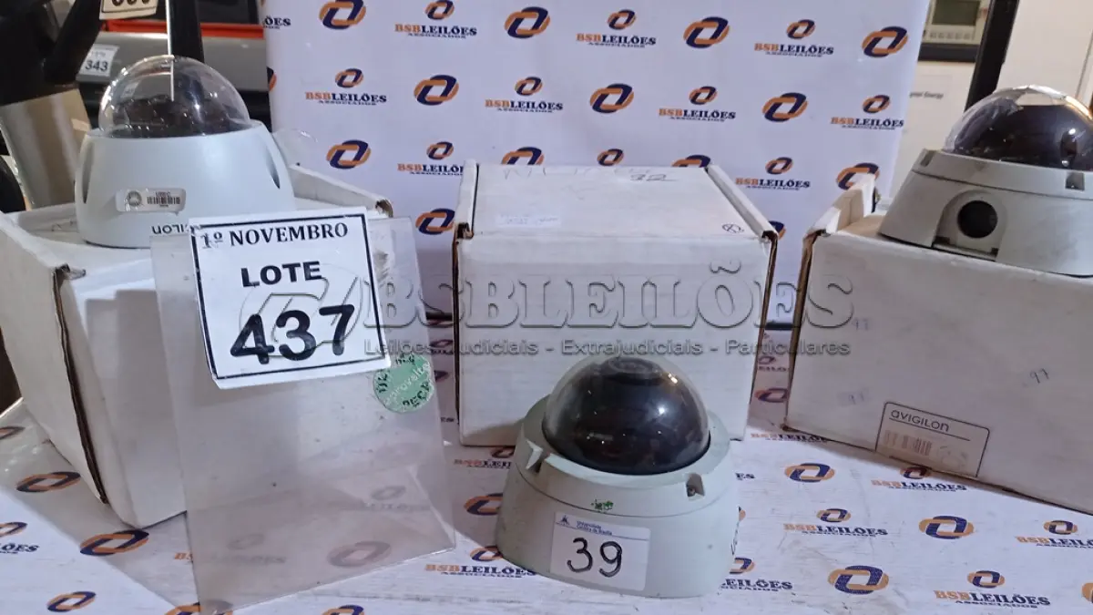 LOTE 437 - 03 CÂMERAS DOME MARCA AVIGILON. (NO ESTADO) ATENÇÃO! FAZER A VISITAÇÃO ANTES DE ARREMATAR, NÃO SABEMOS SE FUNCIONA, LEILÃO NÃO TEM GARANTIA E NEM DEVOLUÇÃO, SUJEITO A POSSÍVEIS AVARIAS VISÍVEIS/OCULTAS E/OU AUSÊNCIA DE COMPONENTES.