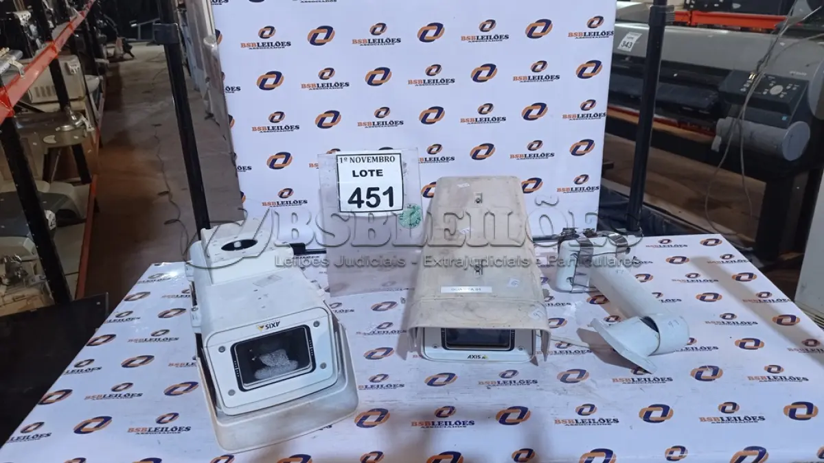 LOTE 451 - 02 CÂMERAS DE MONITORAMENTO MARCA AXIS. (NO ESTADO) ATENÇÃO! FAZER A VISITAÇÃO ANTES DE ARREMATAR, NÃO SABEMOS SE FUNCIONA, LEILÃO NÃO TEM GARANTIA E NEM DEVOLUÇÃO, SUJEITO A POSSÍVEIS AVARIAS VISÍVEIS/OCULTAS E/OU AUSÊNCIA DE COMPONENTES.