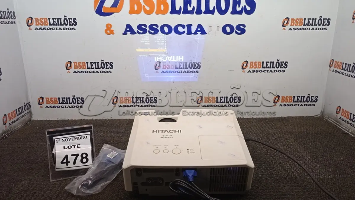 LOTE 478 - 01 PROJETOR MODELO CPX2511 MARCA HITACHI COM CABOS. (NO ESTADO) ATENÇÃO! FAZER A VISITAÇÃO ANTES DE ARREMATAR, NÃO SABEMOS SE FUNCIONA, LEILÃO NÃO TEM GARANTIA E NEM DEVOLUÇÃO, SUJEITO A POSSÍVEIS AVARIAS VISÍVEIS/OCULTAS E/OU AUSÊNCIA DE COMPONENTES.