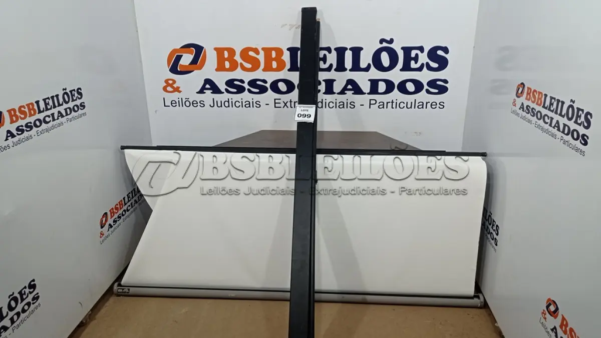 LOTE 099 - 01 TELA DE PROJEÇÃO RETRÁTIL. (NO ESTADO) ATENÇÃO! FAZER A VISITAÇÃO ANTES DE ARREMATAR, NÃO SABEMOS SE FUNCIONA, LEILÃO NÃO TEM GARANTIA E NEM DEVOLUÇÃO, SUJEITO A POSSÍVEIS AVARIAS VISÍVEIS/OCULTAS E/OU AUSÊNCIA DE COMPONENTES.