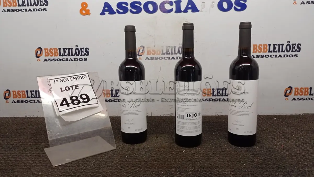 LOTE 489 - 03 GARRAFAS DE VINHO TINTO SECO VALA REAL PORTUGUÊS SAFRA 2019 750ML. (NO ESTADO) ATENÇÃO! FAZER A VISITAÇÃO ANTES DE ARREMATAR, NÃO SABEMOS SE FUNCIONA, LEILÃO NÃO TEM GARANTIA E NEM DEVOLUÇÃO, SUJEITO A POSSÍVEIS AVARIAS VISÍVEIS/OCULTAS E/OU AUSÊNCIA DE COMPONENTES.