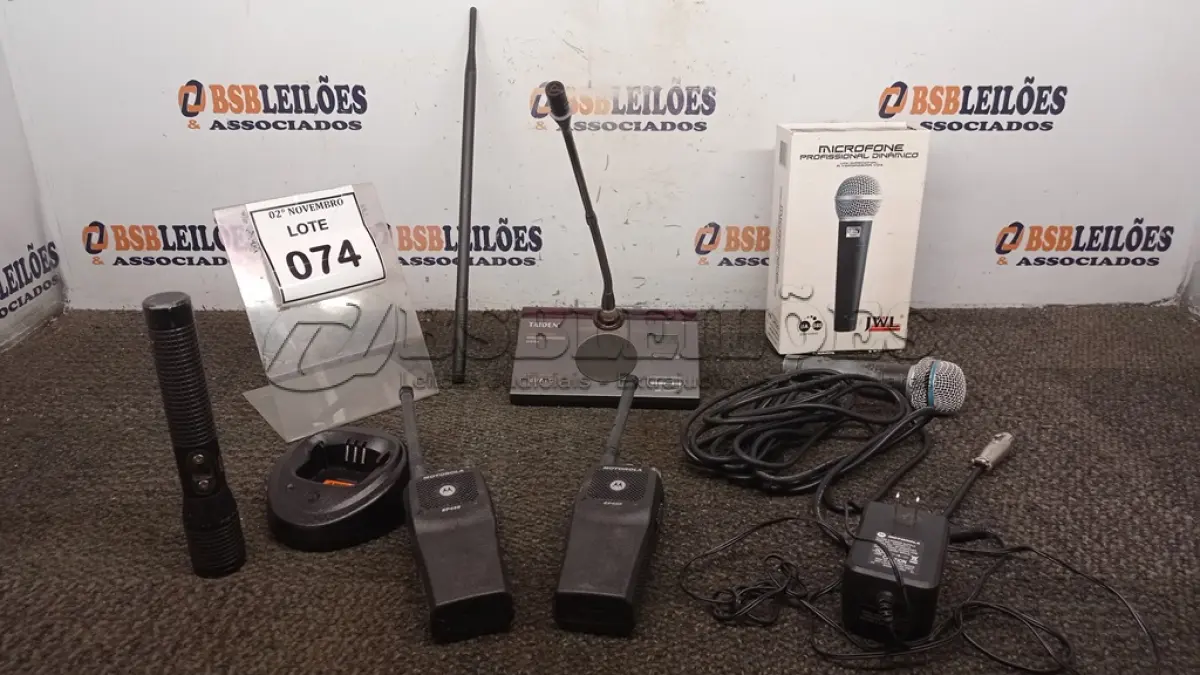 LOTE 074 - 02 RÁDIOS COMUNICADORES COM 01 CARREGADOR, 01 MICROFONE DE MESA, 01 MICROFONE PROFISSIONAL E 01 LANTERNA. (NO ESTADO) ATENÇÃO! FAZER A VISITAÇÃO ANTES DE ARREMATAR, NÃO SABEMOS SE FUNCIONA, LEILÃO NÃO TEM GARANTIA E NEM DEVOLUÇÃO, SUJEITO A POSSÍVEIS AVARIAS VISÍVEIS/OCULTAS E/OU AUSÊNCIA DE COMPONENTES.