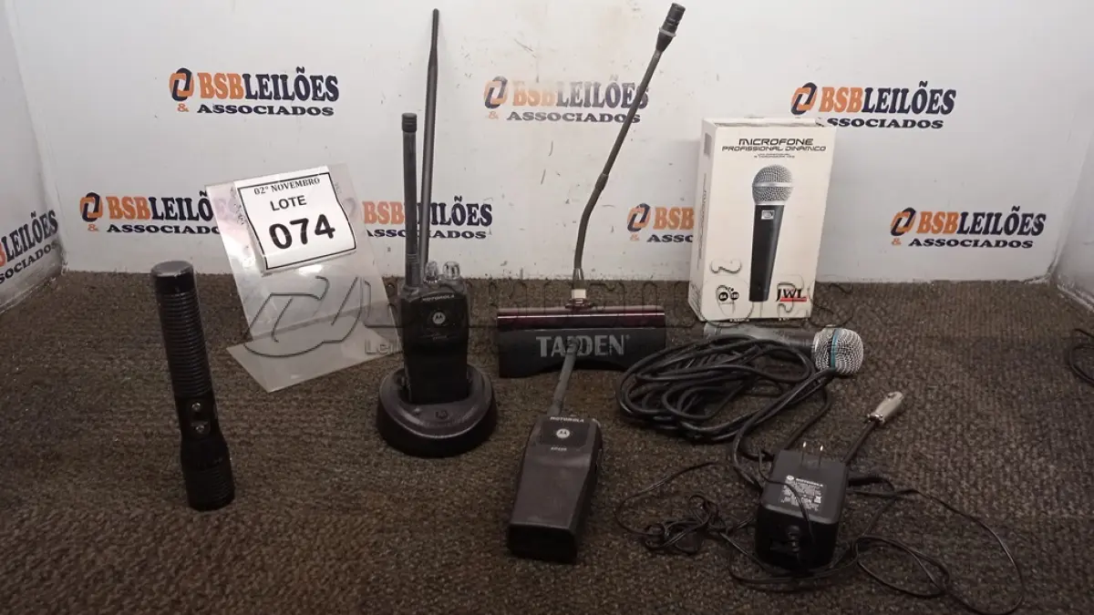 LOTE 074 - 02 RÁDIOS COMUNICADORES COM 01 CARREGADOR, 01 MICROFONE DE MESA, 01 MICROFONE PROFISSIONAL E 01 LANTERNA. (NO ESTADO) ATENÇÃO! FAZER A VISITAÇÃO ANTES DE ARREMATAR, NÃO SABEMOS SE FUNCIONA, LEILÃO NÃO TEM GARANTIA E NEM DEVOLUÇÃO, SUJEITO A POSSÍVEIS AVARIAS VISÍVEIS/OCULTAS E/OU AUSÊNCIA DE COMPONENTES.