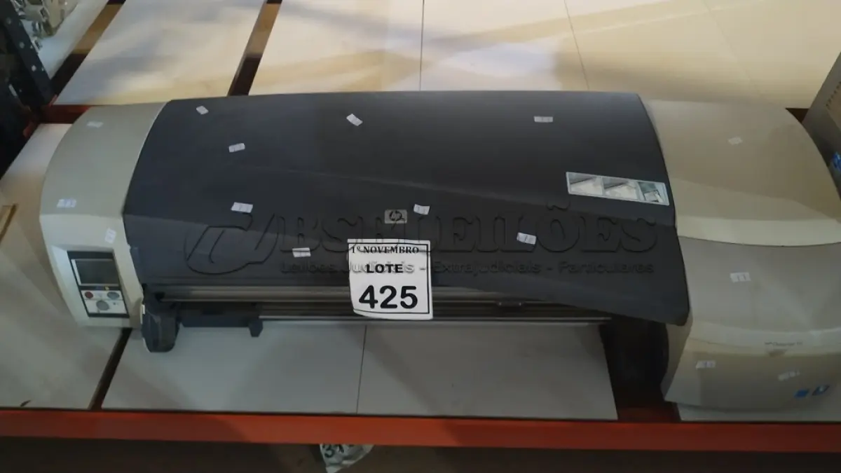 LOTE 425 - 01 PLOTTER DE MESA MODELO DESIGNJET 111 MARCA HP. (NO ESTADO) ATENÇÃO! FAZER A VISITAÇÃO ANTES DE ARREMATAR, NÃO SABEMOS SE FUNCIONA, LEILÃO NÃO TEM GARANTIA E NEM DEVOLUÇÃO, SUJEITO A POSSÍVEIS AVARIAS VISÍVEIS/OCULTAS E/OU AUSÊNCIA DE COMPONENTES.