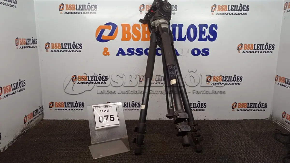 LOTE 075 - 01 TRIPÉ PARA CÂMERAS MARCA MANFROTTO. (NO ESTADO) ATENÇÃO! FAZER A VISITAÇÃO ANTES DE ARREMATAR, NÃO SABEMOS SE FUNCIONA, LEILÃO NÃO TEM GARANTIA E NEM DEVOLUÇÃO, SUJEITO A POSSÍVEIS AVARIAS VISÍVEIS/OCULTAS E/OU AUSÊNCIA DE COMPONENTES.