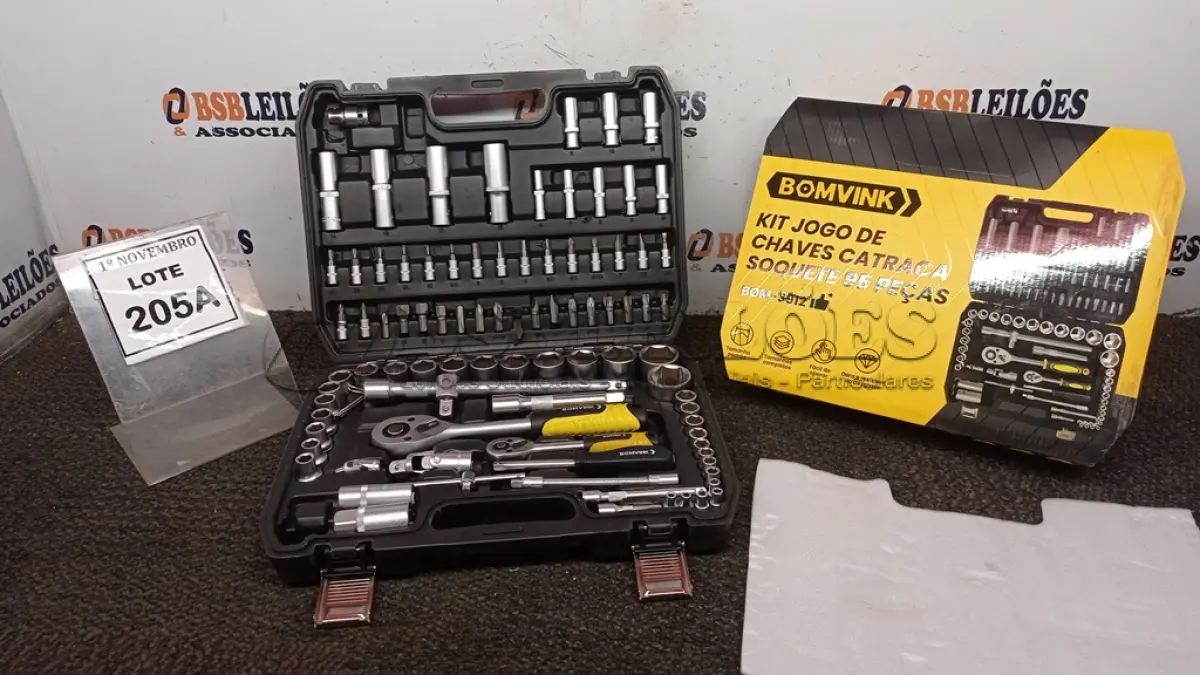 LOTE 205 - KIT JOGO DE CHAVES CATRACA SOQUETE 95PEÇAS COM MALETA (PRODUTO NOVO). (NO ESTADO) ATENÇÃO! FAZER A VISITAÇÃO ANTES DE ARREMATAR, NÃO SABEMOS SE FUNCIONA, LEILÃO NÃO TEM GARANTIA E NEM DEVOLUÇÃO, SUJEITO A POSSÍVEIS AVARIAS VISÍVEIS/OCULTAS E/OU AUSÊNCIA DE COMPONENTES.