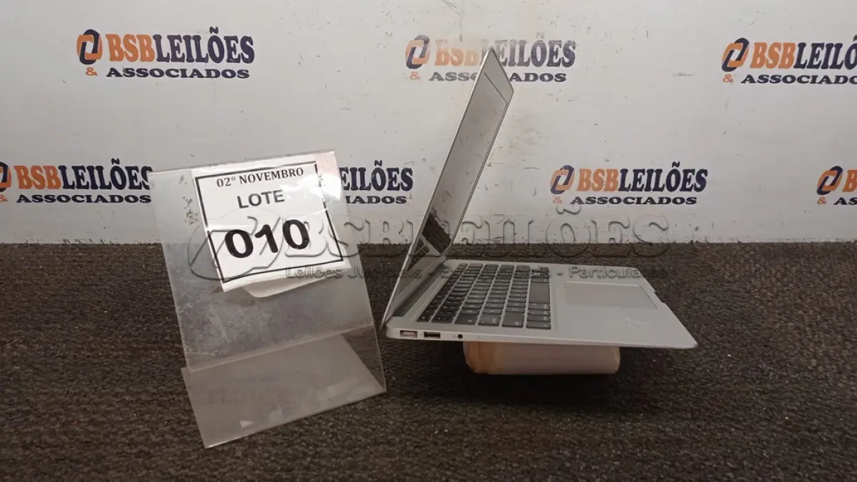 LOTE 010 - 01 MACBOOK APPLE. (NO ESTADO) ATENÇÃO! FAZER A VISITAÇÃO ANTES DE ARREMATAR, NÃO SABEMOS SE FUNCIONA, LEILÃO NÃO TEM GARANTIA E NEM DEVOLUÇÃO, SUJEITO A POSSÍVEIS AVARIAS VISÍVEIS/OCULTAS E/OU AUSÊNCIA DE COMPONENTES.