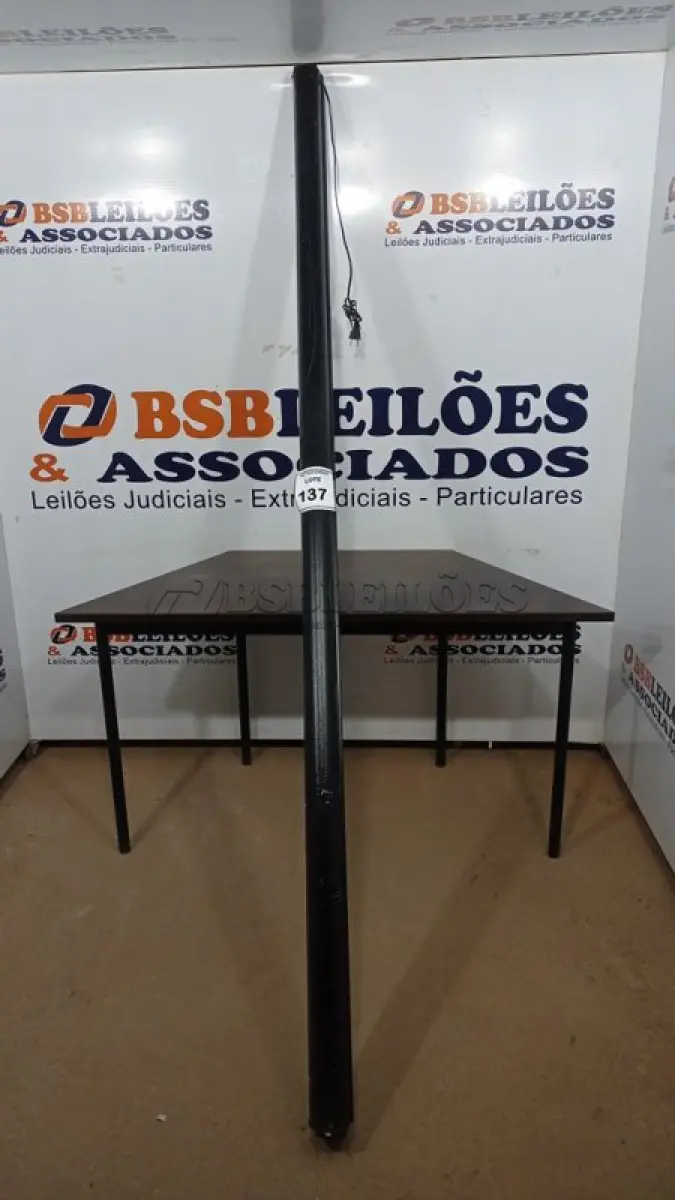 LOTE 137 - 01 TELA DE PROJEÇÃO RETRÁTIL ELÉTRICA. (NO ESTADO) ATENÇÃO! FAZER A VISITAÇÃO ANTES DE ARREMATAR, NÃO SABEMOS SE FUNCIONA, LEILÃO NÃO TEM GARANTIA E NEM DEVOLUÇÃO, SUJEITO A POSSÍVEIS AVARIAS VISÍVEIS/OCULTAS E/OU AUSÊNCIA DE COMPONENTES.