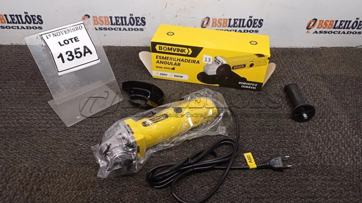 LOTE 135 - 01 ESMERILHADEIRA ANGULAR 850W 220V (PRODUTO NOVO). (NO ESTADO) ATENÇÃO! FAZER A VISITAÇÃO ANTES DE ARREMATAR, NÃO SABEMOS SE FUNCIONA, LEILÃO NÃO TEM GARANTIA E NEM DEVOLUÇÃO, SUJEITO A POSSÍVEIS AVARIAS VISÍVEIS/OCULTAS E/OU AUSÊNCIA DE COMPONENTES.