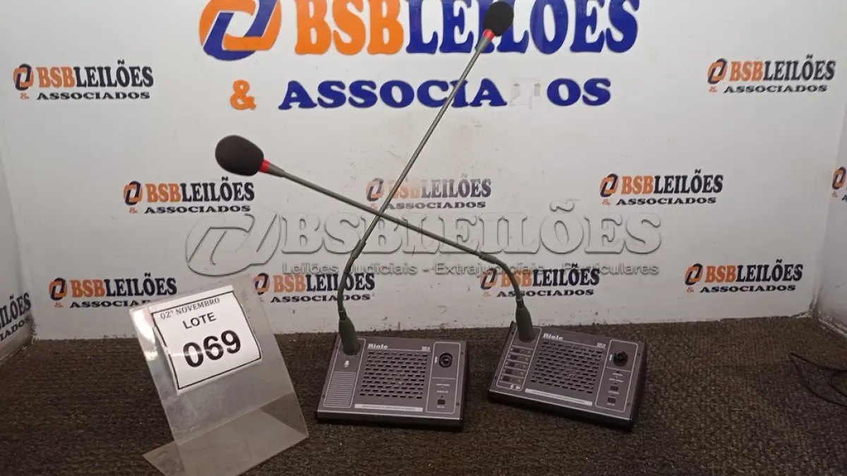 LOTE 069 - 02 MICROFONES DE MESA MARCA RIOLE. (NO ESTADO) ATENÇÃO! FAZER A VISITAÇÃO ANTES DE ARREMATAR, NÃO SABEMOS SE FUNCIONA, LEILÃO NÃO TEM GARANTIA E NEM DEVOLUÇÃO, SUJEITO A POSSÍVEIS AVARIAS VISÍVEIS/OCULTAS E/OU AUSÊNCIA DE COMPONENTES.