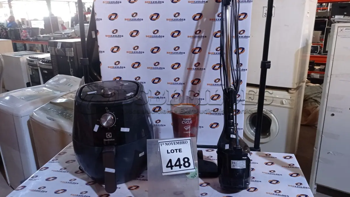 LOTE 448 - 01 AIR FRYER MARCA ELECTROLUX E 01 ASPIRADOR DE PÓ MARCA MONDIAL. (NO ESTADO) ATENÇÃO! FAZER A VISITAÇÃO ANTES DE ARREMATAR, NÃO SABEMOS SE FUNCIONA, LEILÃO NÃO TEM GARANTIA E NEM DEVOLUÇÃO, SUJEITO A POSSÍVEIS AVARIAS VISÍVEIS/OCULTAS E/OU AUSÊNCIA DE COMPONENTES