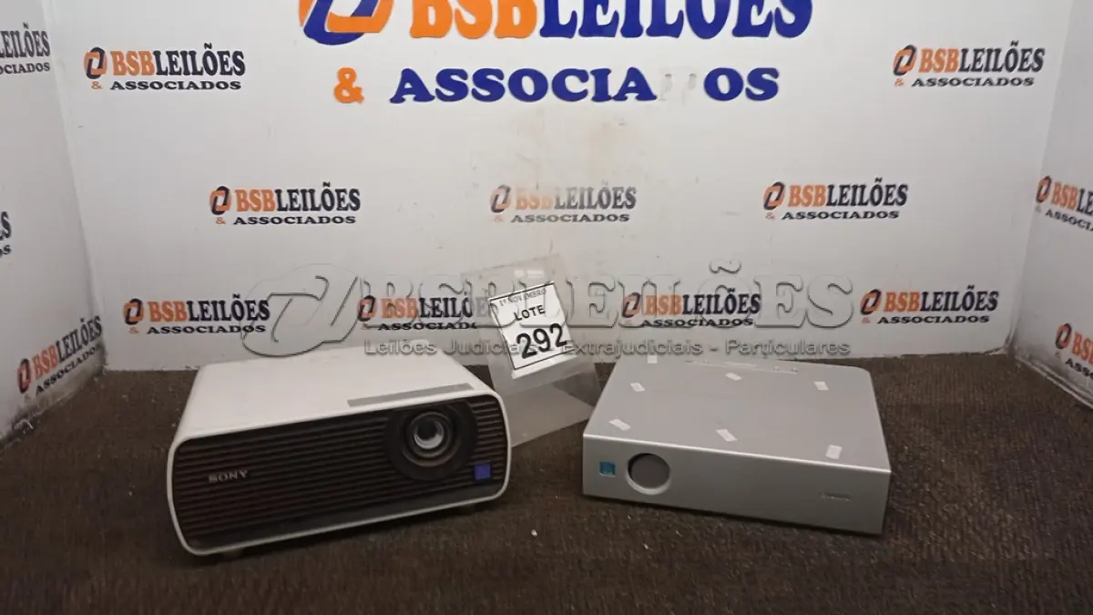 LOTE 292 - 02 PROJETORES MARCA SONY. (NO ESTADO) ATENÇÃO! FAZER A VISITAÇÃO ANTES DE ARREMATAR, NÃO SABEMOS SE FUNCIONA, LEILÃO NÃO TEM GARANTIA E NEM DEVOLUÇÃO, SUJEITO A POSSÍVEIS AVARIAS VISÍVEIS/OCULTAS E/OU AUSÊNCIA DE COMPONENTES.