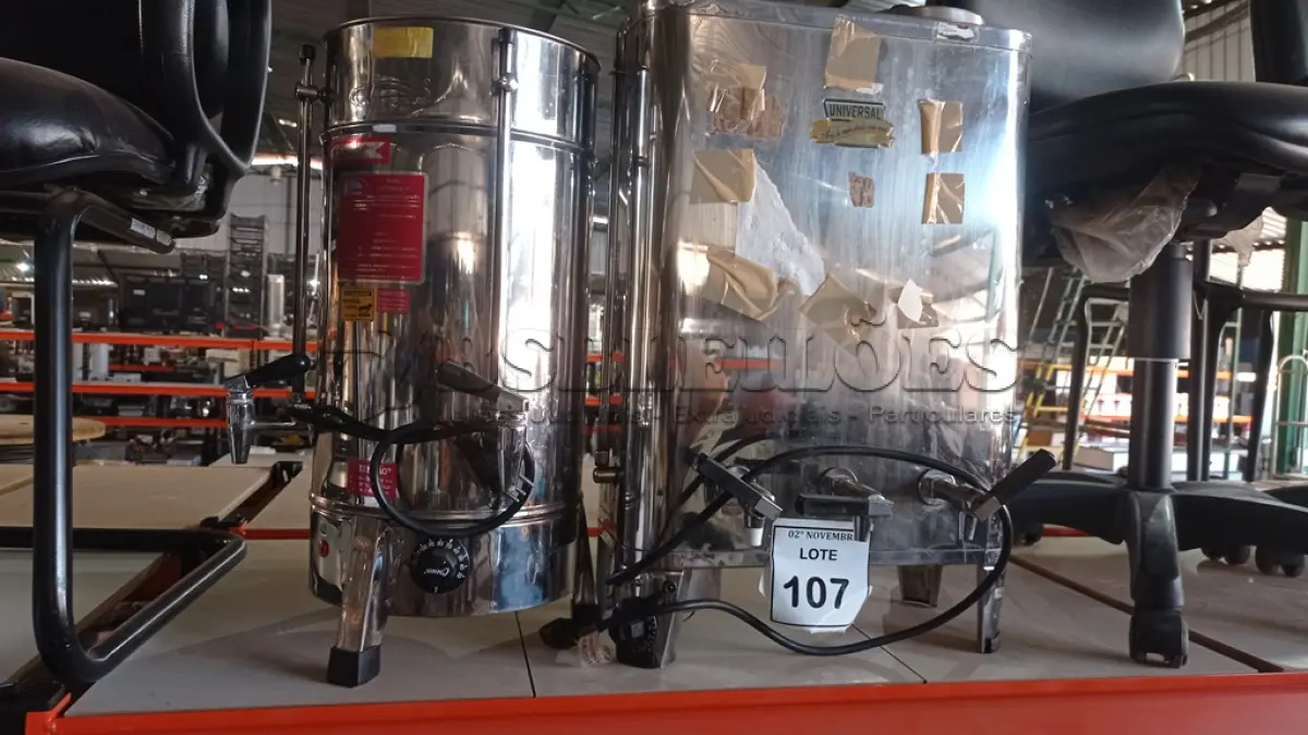 LOTE 107 - 02 CAFETEIRAS INDUSTRIAIS EM INOX. (NO ESTADO) ATENÇÃO! FAZER A VISITAÇÃO ANTES DE ARREMATAR, NÃO SABEMOS SE FUNCIONA, LEILÃO NÃO TEM GARANTIA E NEM DEVOLUÇÃO, SUJEITO A POSSÍVEIS AVARIAS VISÍVEIS/OCULTAS E/OU AUSÊNCIA DE COMPONENTES.