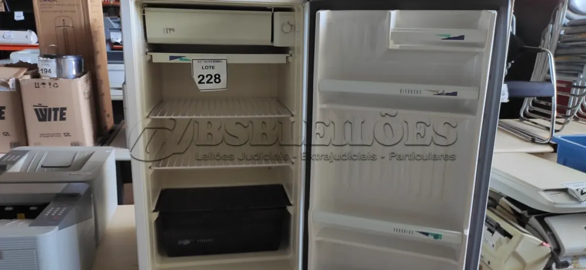 LOTE 228 - 01 FRIGOBAR 220V MARCA CONSUL. (NO ESTADO) ATENÇÃO! FAZER A VISITAÇÃO ANTES DE ARREMATAR, NÃO SABEMOS SE FUNCIONA, LEILÃO NÃO TEM GARANTIA E NEM DEVOLUÇÃO, SUJEITO A POSSÍVEIS AVARIAS VISÍVEIS/OCULTAS E/OU AUSÊNCIA DE COMPONENTES.