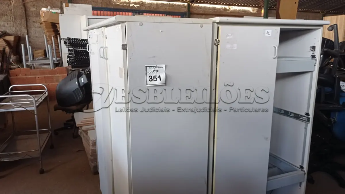 LOTE 351 - 03 ARMÁRIOS ALTOS SENDO 02 PARA PASTAS SUSPENSAS COM AVARIAS. (NO ESTADO) ATENÇÃO! FAZER A VISITAÇÃO ANTES DE ARREMATAR, NÃO SABEMOS SE FUNCIONA, LEILÃO NÃO TEM GARANTIA E NEM DEVOLUÇÃO, SUJEITO A POSSÍVEIS AVARIAS VISÍVEIS/OCULTAS E/OU AUSÊNCIA DE COMPONENTES.